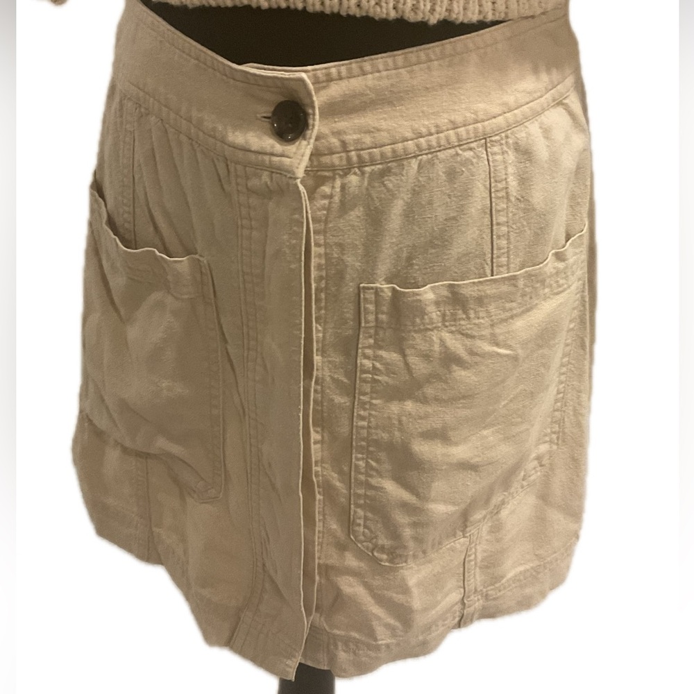 Banana Republic Khaki Linen blend buttoned skirt .